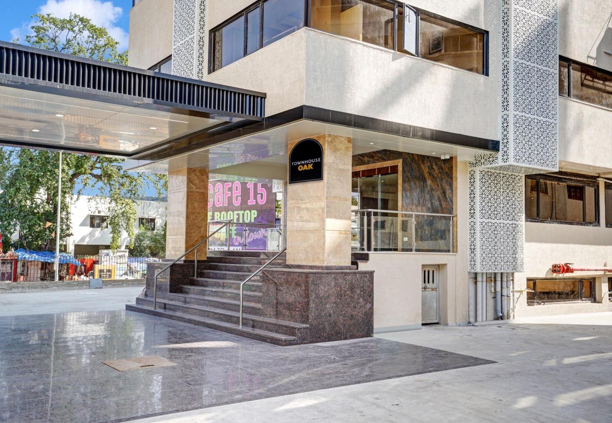 Clubhouse Hotel Raajpath Βαντοντάρα Εξωτερικό φωτογραφία