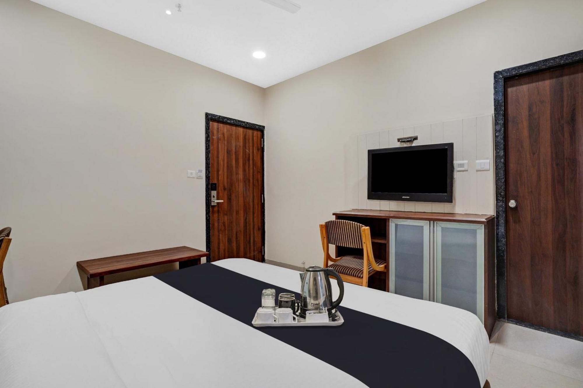 Clubhouse Hotel Raajpath Βαντοντάρα Εξωτερικό φωτογραφία