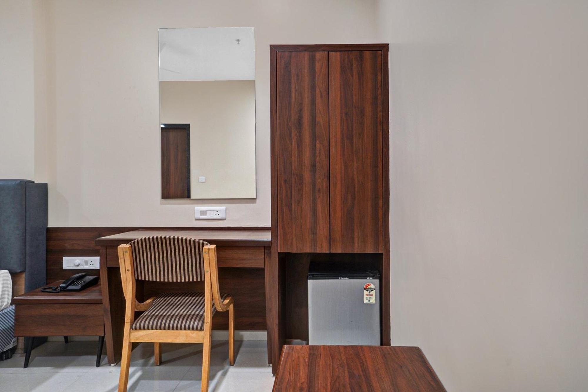 Clubhouse Hotel Raajpath Βαντοντάρα Εξωτερικό φωτογραφία