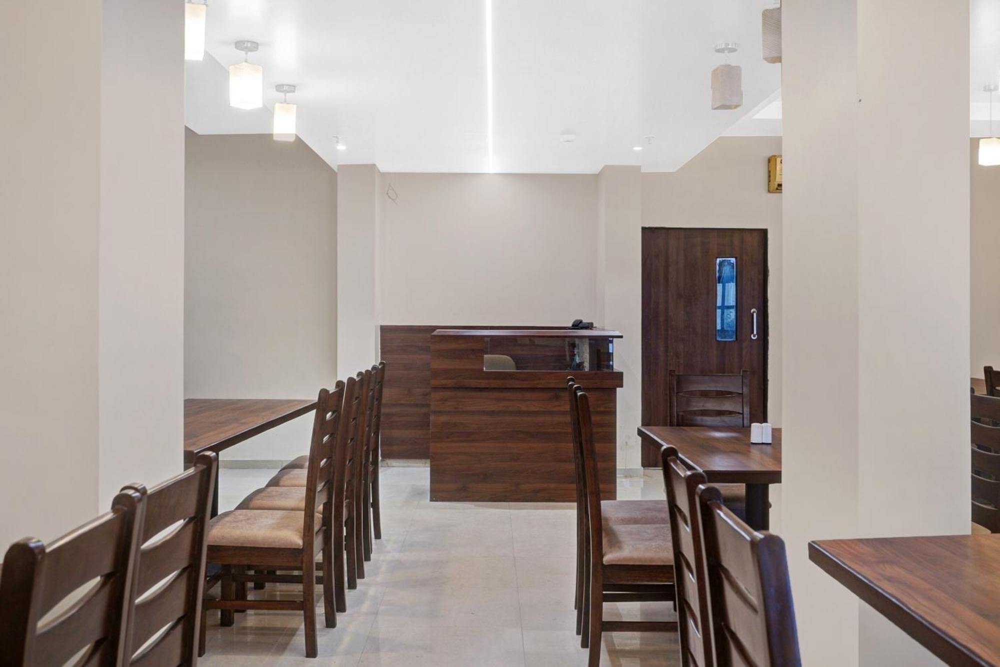 Clubhouse Hotel Raajpath Βαντοντάρα Εξωτερικό φωτογραφία