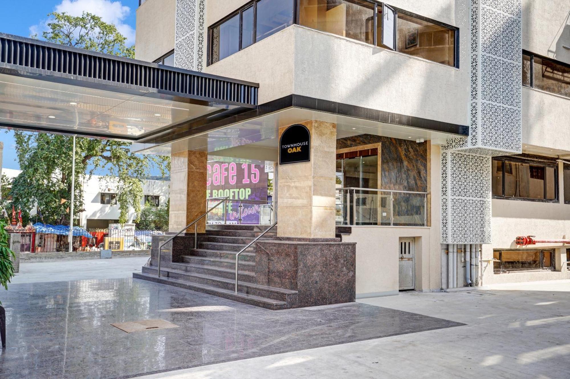 Clubhouse Hotel Raajpath Βαντοντάρα Εξωτερικό φωτογραφία