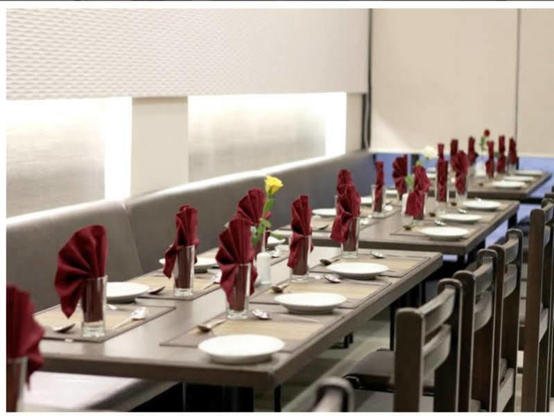 Clubhouse Hotel Raajpath Βαντοντάρα Εξωτερικό φωτογραφία